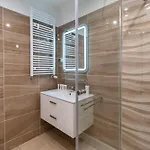 Seaside Breeze Stylish Balcony & Parking By Renters Apartamento