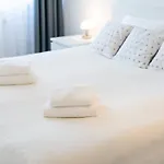 Seaside Breeze Stylish Balcony & Parking By Renters