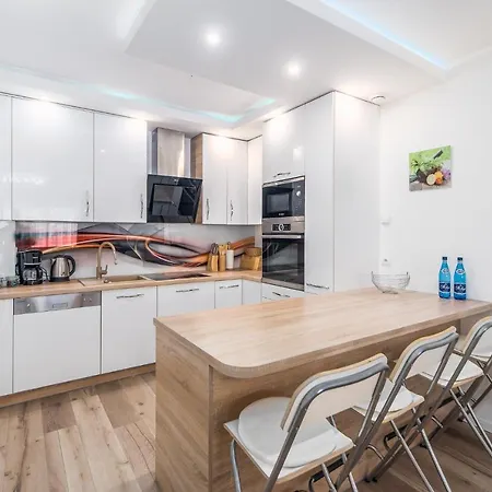 Seaside Breeze Stylish Balcony & Parking By Renters شقة *