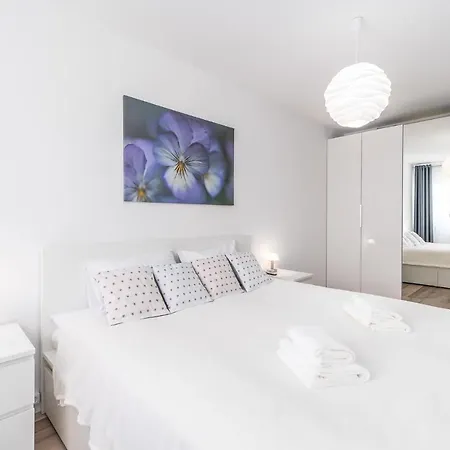 Seaside Breeze Stylish Balcony & Parking By Renters شقة *