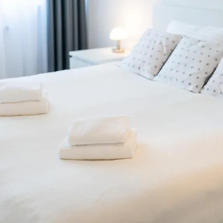 Seaside Breeze Stylish Balcony & Parking By Renters شقة *