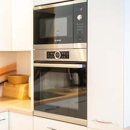 Seaside Breeze Stylish Balcony & Parking By Renters