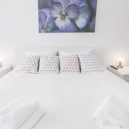 Seaside Breeze Stylish Balcony & Parking By Renters *