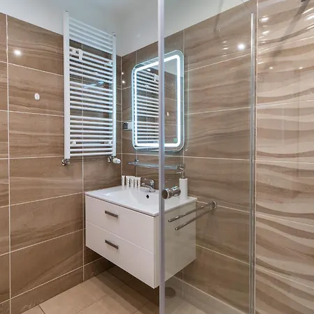 Seaside Breeze Stylish Balcony & Parking By Renters شقة